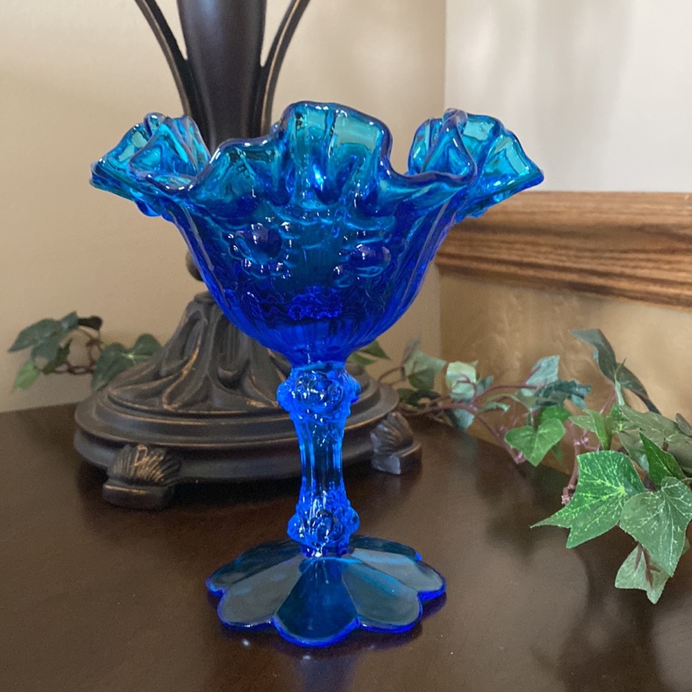 "Fenton" -  vintage colonial blue cabbage rose design glass vase